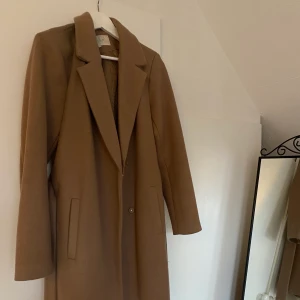 Kappa - Säljer min kappa från Vila! Köpt för 900 men säljer för 250!🥰💘 