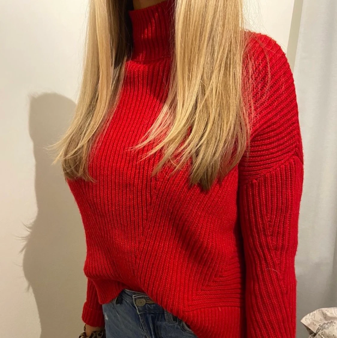 Röd stickad tröja