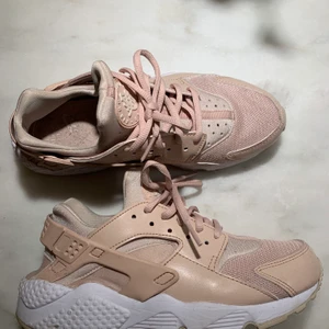 NIKE sneakers - Väldigt bra skick!!! Storlek 38,5 men känns mer som 37,5 enligt mig. Jag är storlek 38 men de är lite små för mig. ”Rosabeiga”