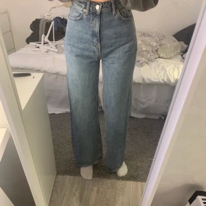 Jeans storlek 24/32 - Ett par jeans från weekday i storlek 24 i midjan och 32 i längden. Perfekt för dem som har långa ben då de är väldigt långa! Har använt jeansen 1 gång så de är i nytt skick. Köpa för 500 så säljer de ganska billigt. Jag är 173 cm lång. 