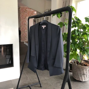 Kavaj från H&M - Glansig kavaj från H&M, jättefin till både vardags och fest. (Aldrig använd)