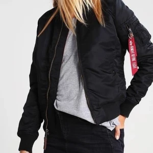 Bomberjacka, alpha industries  - Bomberjacka från alpha industries. Använd i cirka ett år, och i bra skick. 