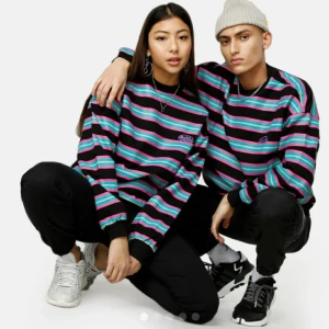 Junkyard swetshirt strl S - Köpt på plick men den var för liten.Den hade bara används 2 gånger innan och jag har endast testat den. Högsta Buda 130kr + frakt 