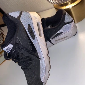 Nike air Max strl 41 (äkta) - Nike air Max skor använda ca 3-4 gånger sen dom är inköpta, storlek 41 som man kan se på bilderna är det även reflex på sidorna samt märket