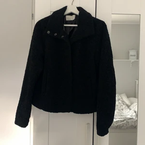 Jacka i teddymaterial - Supersnygg höstjacka från Nelly i teddymaterial med 2 fickor och knäppbar. Använd fåtal gånger och felfri. Säljes pga kommer ej till användning. Kan mötas upp annars står köparen för frakten:) 