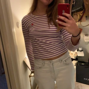 Långärmad tröja från CDG  - Sååå himla söt lilarandig tröja från COMME des GARÇONS play-kollektion!😋💜💜💜 De är ganska små i storlekarna men tröjan är i Medium! 