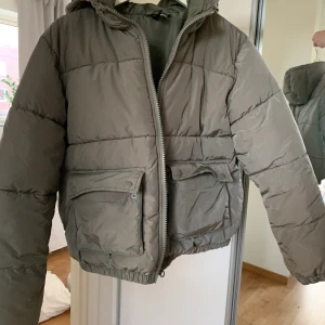 Fin jacka  - Fin bomberjacka/pufferjacka från H&M använd 3 gånger Bud: 300kr