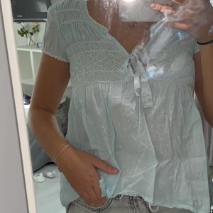 Odd Molly blus - En blå odd Molly blus, väldig fin och har knyte vid bröstet. Den är i storlek 0 som motsvarar xs/s.