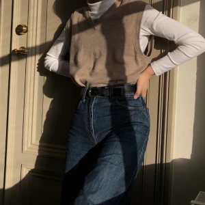 Uniqlo Vida Jeans - Sköna & klassiska mörkblå jeans från Uniqlo! Nypris 500kr men säljer för 300kr <3 Hör av er om det låter intressant :)