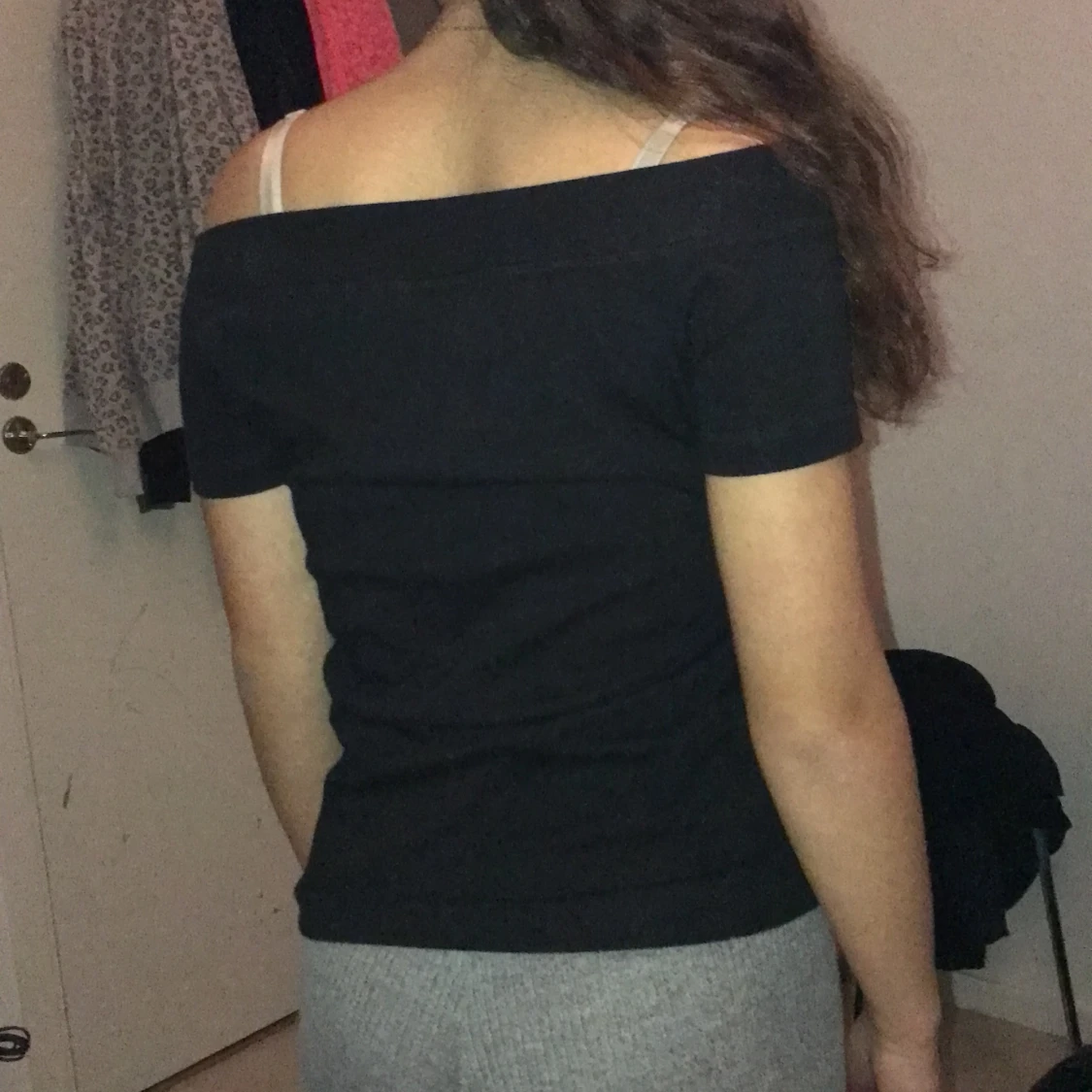 Svart Oufshoulder tröja från H&M storlek S - 90