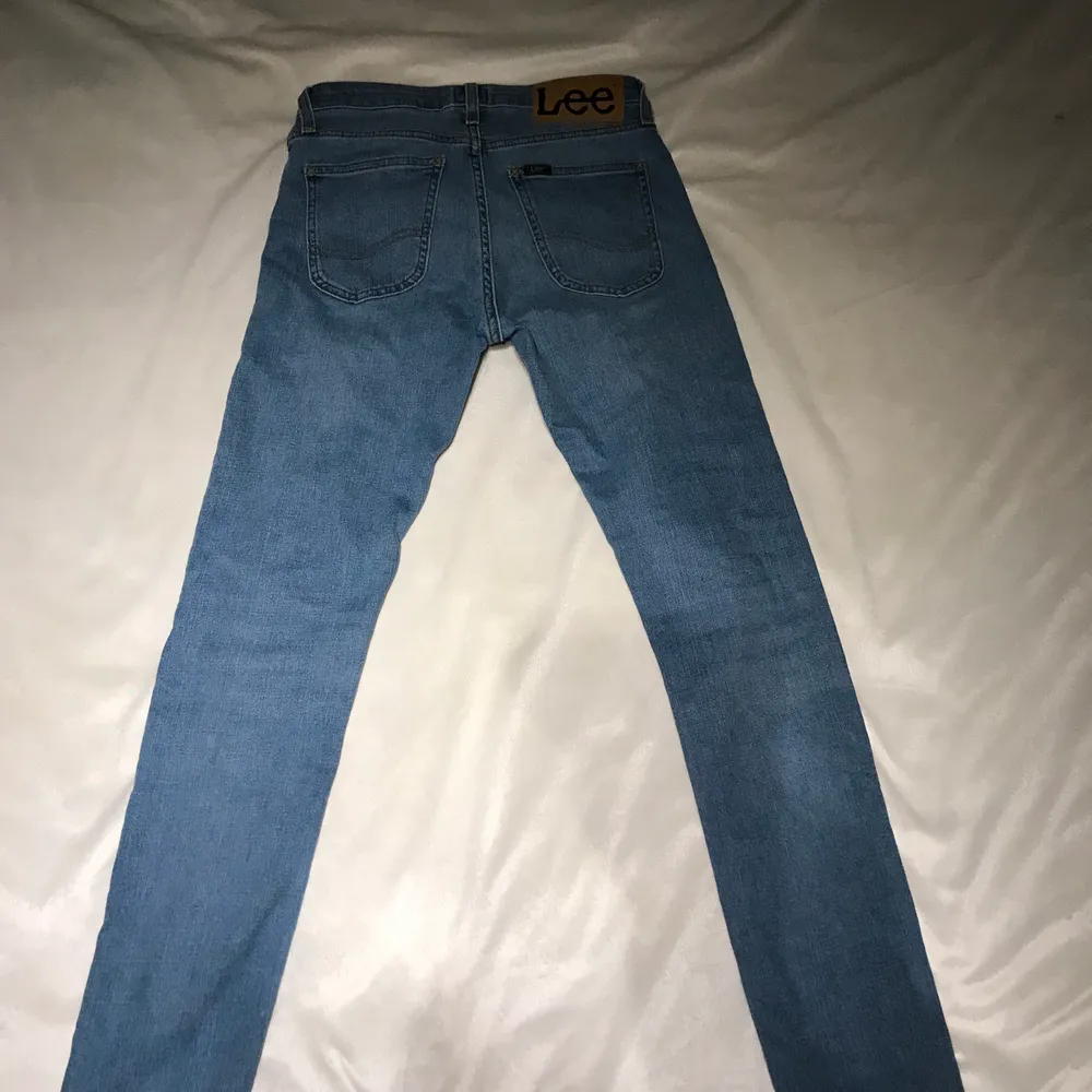 Ett par blå jeans från Lee i modellen Malone. Fint skick och bra passform. Jeans & Byxor.