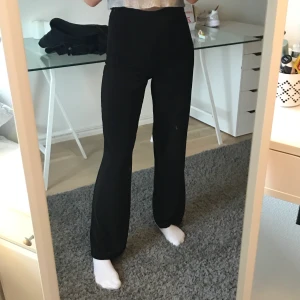 Kostymbyxor bikbok - Svarta kostymbyxor från bikbok, nypris:300 mitt pris:100kr +frakt :)