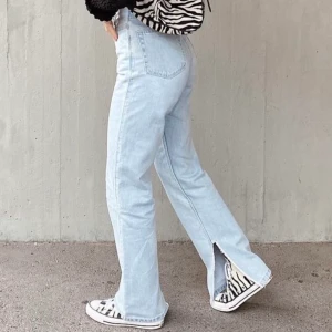 Weekday jeans - snyggaste ljusblåa raka jeansen från WeekDay med slits där nere!💙💙 modellen heter ”rowe split blue hill”!! nypris 500! storlek 25 och helt nya! prislappen finns kvar💙💙✨✨✨ (ps inte mina bilder) BUD PÅ 450kr + 49 FRAKT!!! SKRIV PRIVAT OM DU VILL KÖPA😇 