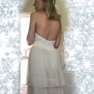 Gräddvit kjol i ONE SIZE - En vacker långkjol i strlk ONE SIZE. Den är stretchig i midjan och tror definitivt den kan passa på en L men tror den passar bäst på S-M 😽✨ Har två små hål i mesh tyget (se bild 3 för) men det syns inte när man står upp tack vare att plagget är lite plisserad💃🏼💖