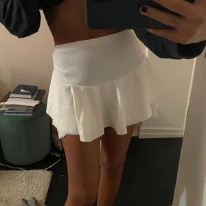  Vit volangkjol från NLY - Jättefin volangkjol från NLY🌸🌸 är ett par shorts undertill, säljer pga för liten för mig , de har en liten fläck på framsidan, syns knappas och går säkert bort i tvätt!  frakt tillkommer 