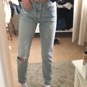 Levis 501 skinny - W.26 L.30, Ljusblå Levis skinny. 300 kr inklusive frakt :)