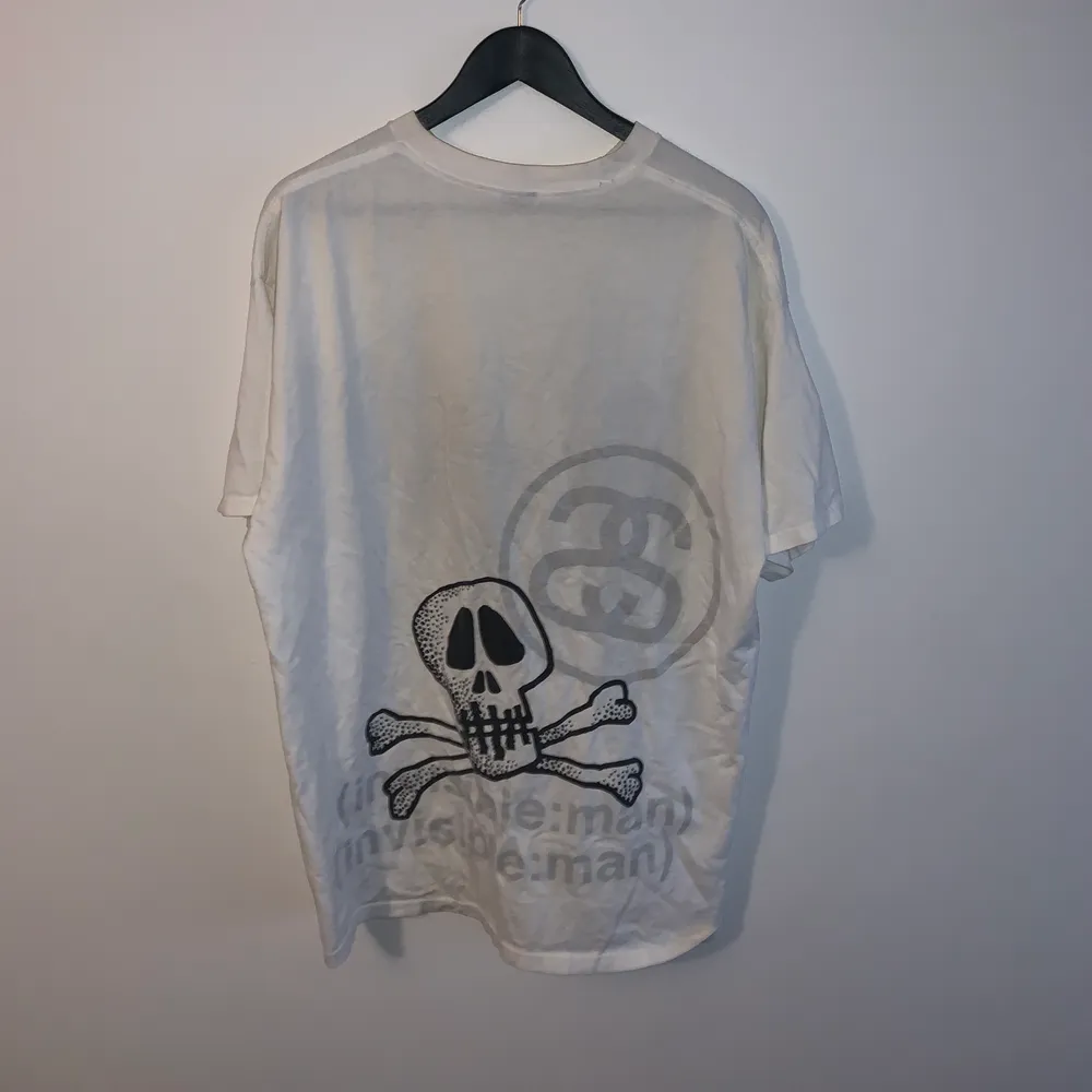 Skitnice stüssy t-shirt i xl, köpt på pearl second hand för 700 kronor. Perfekt skick och den är reverseable om man vill!. T-shirts.