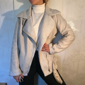 Beige jacka - Asfin beige varm jacka med gulddetaljer 💕 Storlek M men skulle säga att den passar XS-M beroende på hur man vill ha den. Kan posta eller mötas i sthlm ⭐️