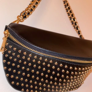 Cool väska med nitar - As cool väska med nitar i guld. Från Forever 21.