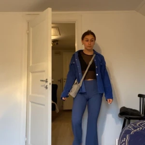 Gina byxor 34 - Ett av mina favoritbyxor har tyvärr blivit försmå! Superfina och så sköna. 34, som xs! Stretchiga och i superbra skick. Mötes endast upp. 80kr 🥰