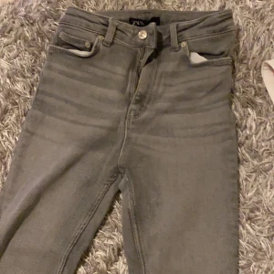 Zara jeans gråa - Säljer dessa pga får ej ngn användning av dessa längre! Det är ett par skinny byxor med en medel längd och har lite slitningar nertill! Passar de med storlek xs-s de är väldigt stretchiga av sig! 