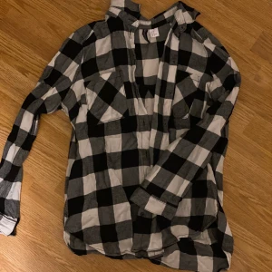 Flanellskjorta  - 40kr/st eller alla för 100kr. Flanellskjortor i bra kvalitet, storlek xs/s. Köparen står för frakten🤗