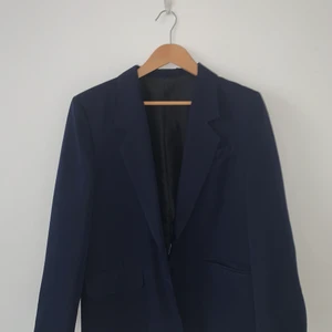 Blå kavaj i oversized M - Blå kavaj med två knappt nedtill. Lite axelvaddar och perfekt längd och storlek för någon som har S/M. Är oversized i modellen och inte tajt.