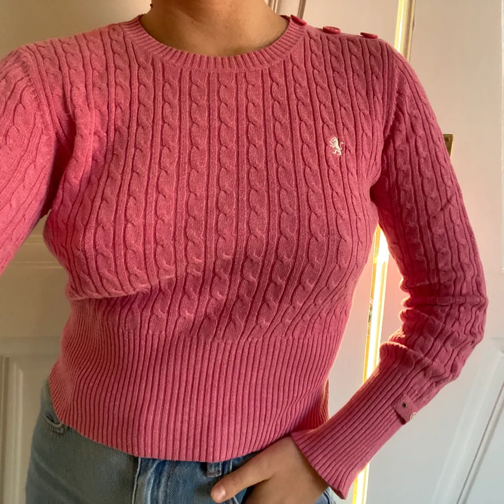 Jättefin rosa tröja 💞                                                            Har använts ett antal gånger men är i bra skick!                                                                          Tveka inte på att skriva om det är något du undrar över Kolla min sida för liknande plagg ✨ . Tröjor & Koftor.