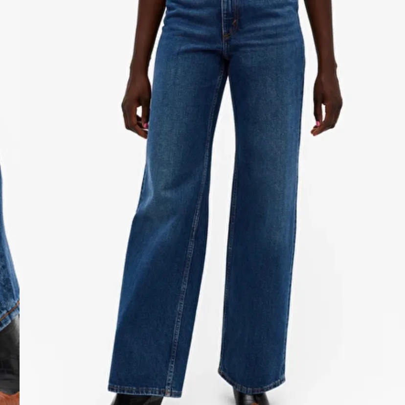 Säljer nu mina favorit jeans från monki i modellen Yoko, det är i stolek 24 men jag som brukar ha xs/s passar dom perfekt💗 frakten tillkommer🌸 . Jeans & Byxor.