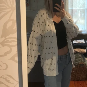 Kofta  - Blommig kofta, frakt tillkommer:)