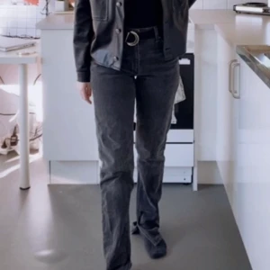 Jeans från Zara - Populära gråa jeans med slits från Zara. Tycker de är lite för långa på mig (165cm) så använder därför inte... 📬 Frakt 63kr