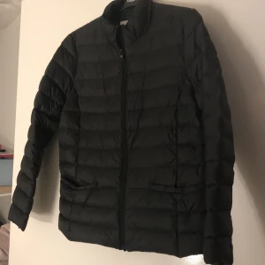 H&M jacka svart stl 40 - Tunn vinterjacka frånH&M sparsamt använd och ibraskick