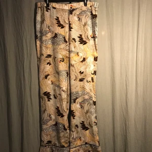 Silkes byxor  - Byxorna är gjorda av ett silkes material. Otroligt bekväma! Tror de egentligen är pyjamas byxor men jag använder dem som vanliga byxor! 