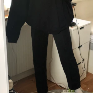 Svarta jeans - Ett par svarta raka jeans från nakd , ganska nya. Inte slitna. Frakt tillkommer! 🥰