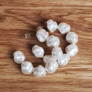 Örhängen - Örhängen, 3,5 cm. De är använda men fortfarande hela. Inte riktigt silver. Frakten kostar 10 kr. Bara att skriva vid frågor!