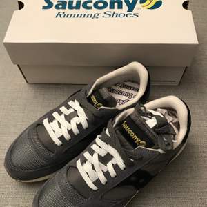 Helt oanvända supersköna Saucony sneakers i originalförpackning. Storlek 39, 24.5cm. Gråa med svarta detaljer. Kan skickas. Köparen står för frakt. (+63kr) med postnord spårbart