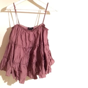  - Sött linne i lila, perfekt som blus under mysig kofta, passar alla S och M, aldrig använt! 