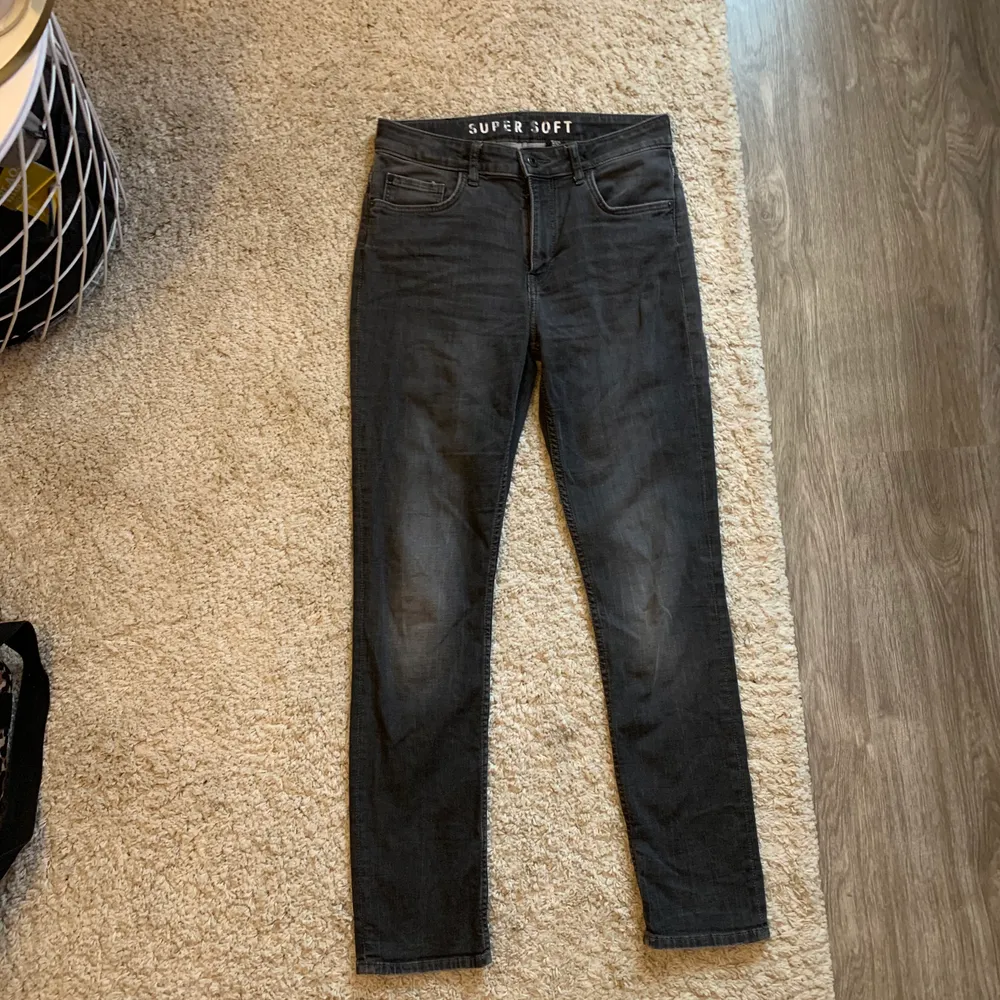 Säljer dessa snygga grå jeans, de är felfria och supersköna!! Från H&M och är i strl 164(s). Jeans & Byxor.