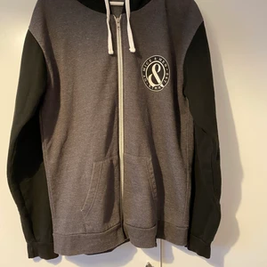 Of Mice And Men zipp-up hoodie - Köpte den på en hårdrocks konsert får nåt år sedan. Den är i använt skick. Tvättad och rollad, katt i hemmet.