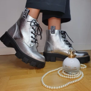 Stövlar vår och höst 38stl - FÖRSÄLJNING!  Endast det sista paret stövlar kvar ... Mycket cool ny stil..38 storlekar, silverfärg ... Kvaliteten är mycket bra..Frågor direkt..Tack