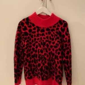 Leopard kofta - Säljer denna koftan som aldrig är använd, den är lite längre och går lite längre ner än höfterna. 