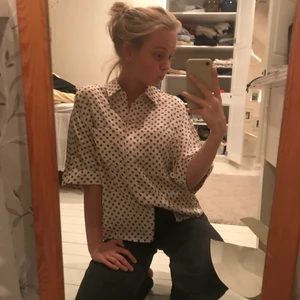 Blus - Söt blus från mango(helt oanvänd med prislapp kvar). Strl xs men stor i storleken, så den är för stor för mig tyvärr:/