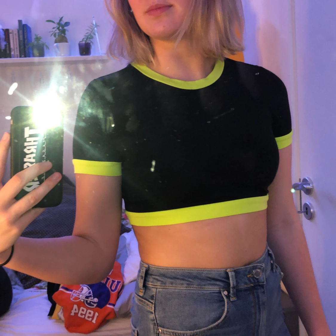 Svart croptop med gröna detaljer - 90