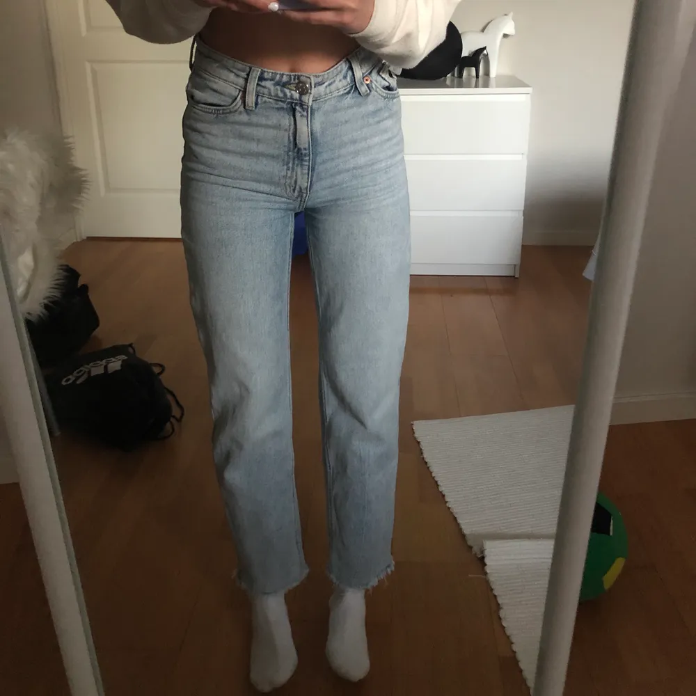 Säljer dessa superfina Monki jeans med perfekt passform. Säljer pga att dom är för korta, och jag är 169 cm 🌟🌟🌟🌟🌟 Buda från 250 kr + inklusive frakt. Jeans & Byxor.