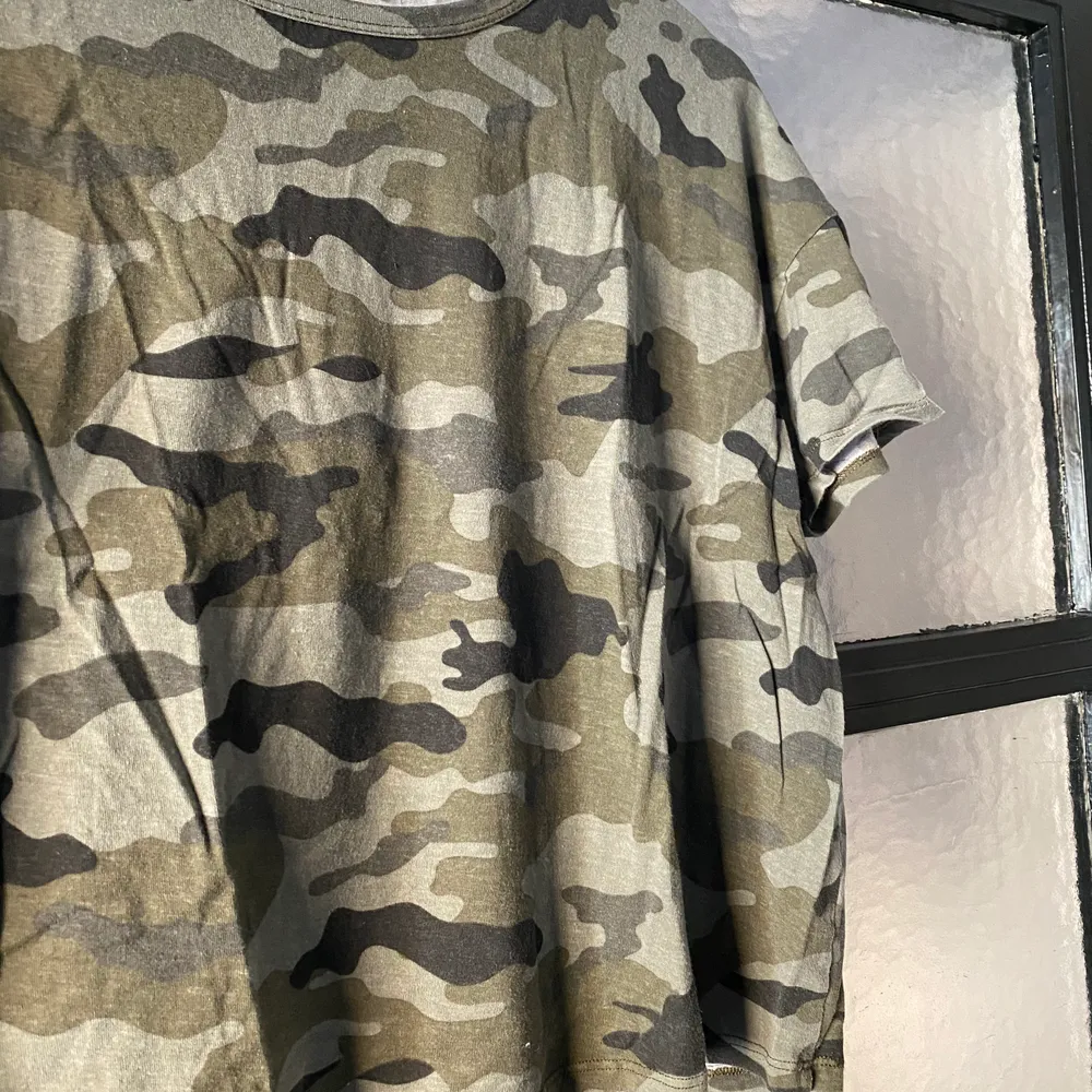 T-shirt från Zara i camouflage, använd men i bra skick. . T-shirts.