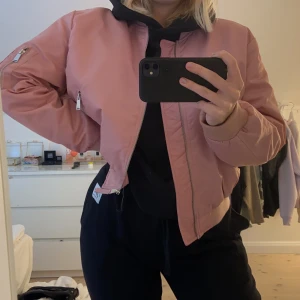 Overzize jacka  - Säljer denna sjukt snygga bomberjacka som är overzize😍inga skador alls! Jackan är ifrån zara