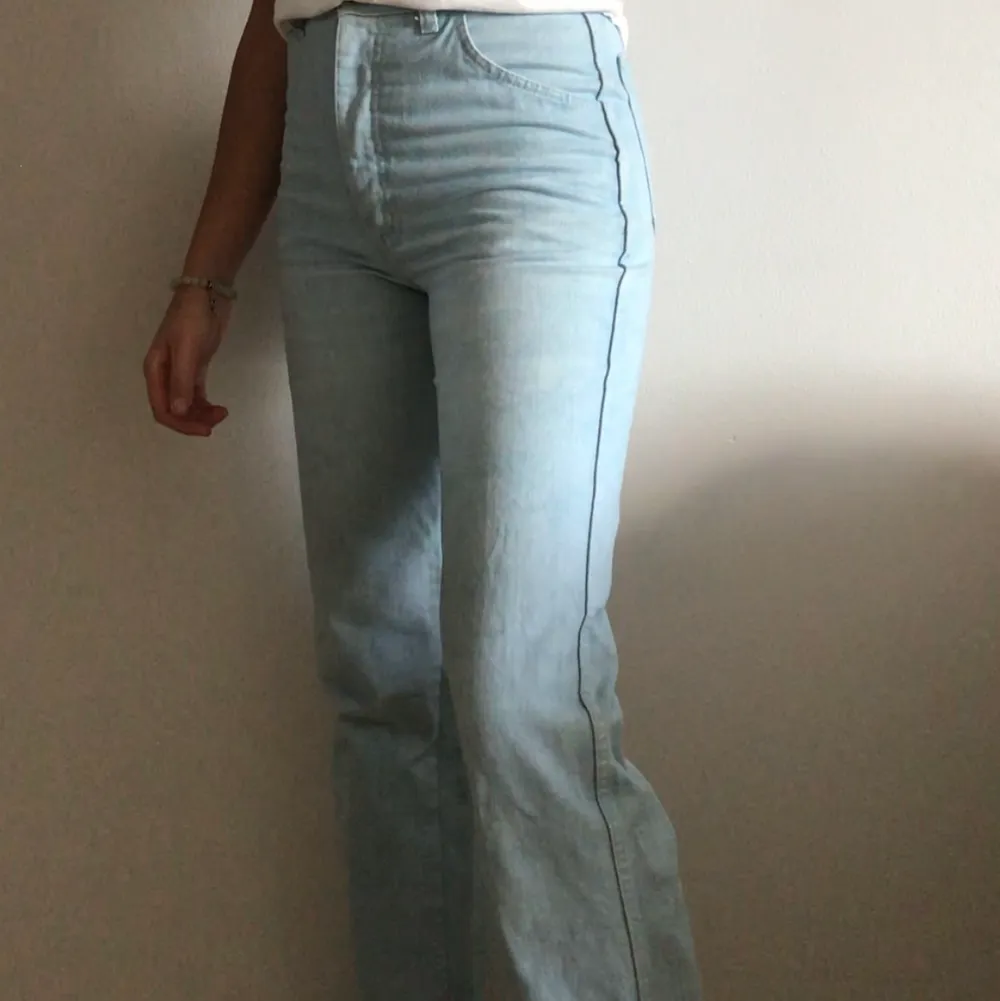 As balla jeans o super sällsynta, det står ingen storlek i dem men sitter såhär på mig med s/36! . Jeans & Byxor.