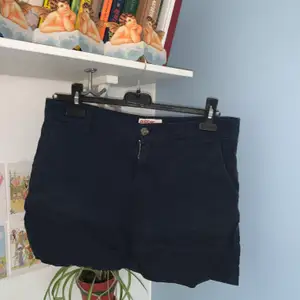 Marinblåa lågmidjade shorts i khaki(chinos)tyg från Dobber. God kvalitet. Skriv för fler bilder. Möts upp i Falun eller skickar om du betalar frakten✌🏻