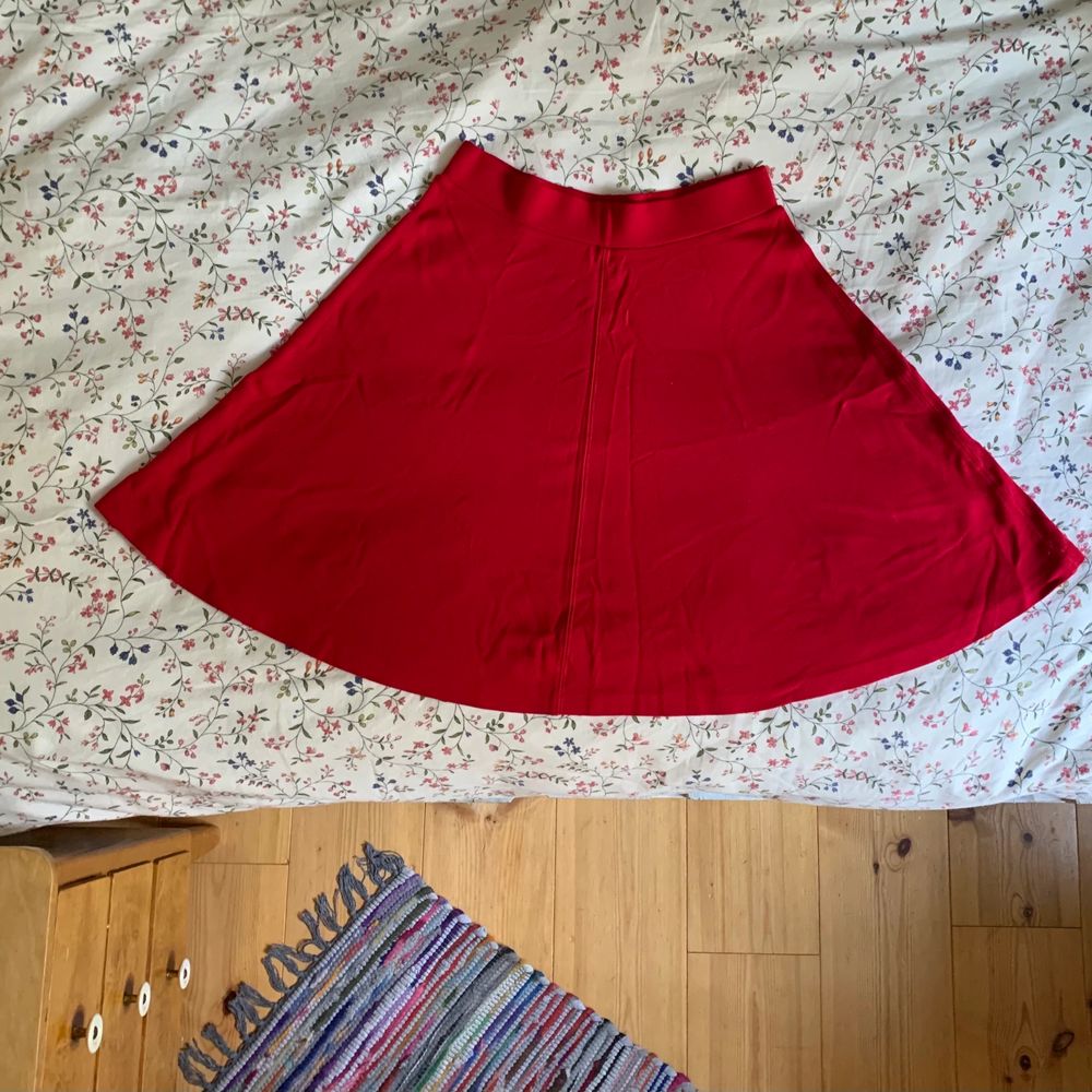 Gullig röd kjol från Åhlens i a-linjeform❤️ Köpt på Röda korset till förra julen och detta år kan den bli din!!🤩🎄🎅 God kvalitet. Skriv för fler bilder. Möts upp i Falun eller skickar om du betalar frakten✌🏻. Kjolar.