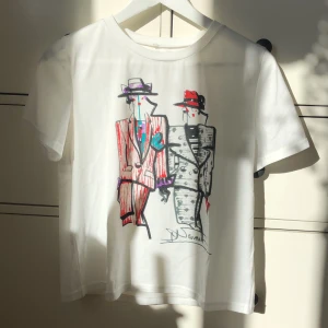 T-shirt med tryck strl s - En superfin t-shirt med ett coolt tryck🤩💖Jättebra skick, använd fåtal gånger. Säljer för 90kr + frakt🧡